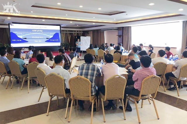 Các học viên chú ý lắng nghe ý kiến của nhóm khách