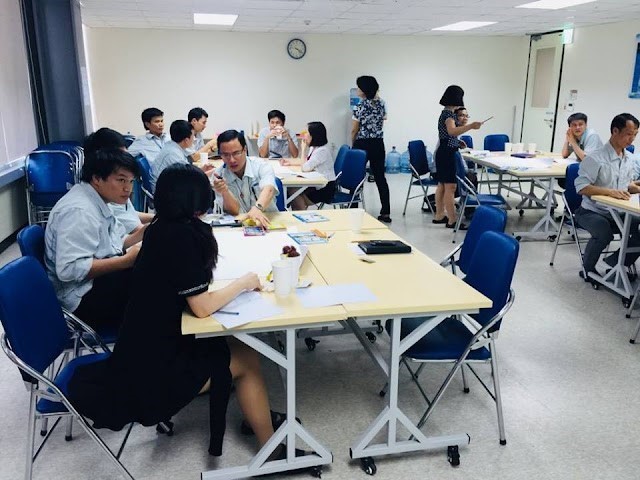 ​Không khí thảo luận bài tập nhóm sôi nổi