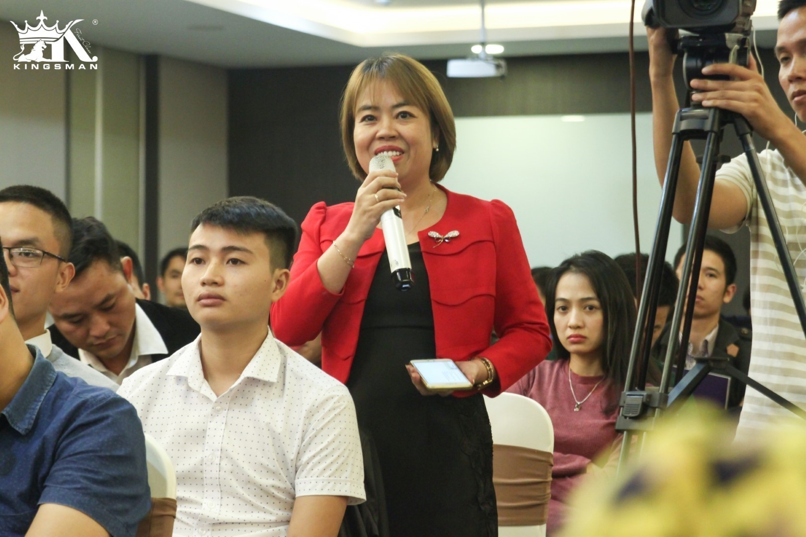 ​Bà Lê Hồng Anh – CEO AZ Quà tặng đặt câu hỏi cho các diễn giả