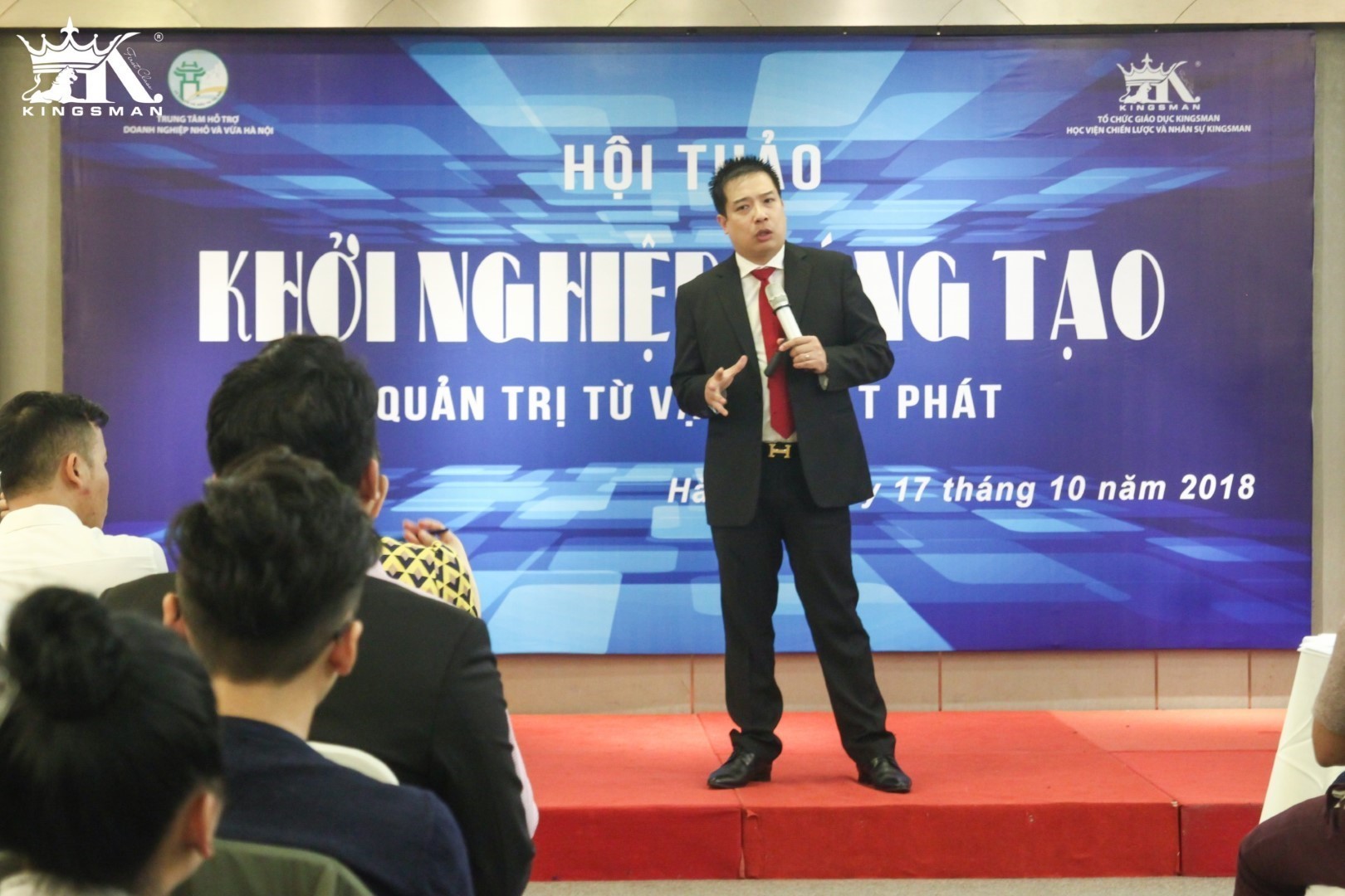 ​Ông Hoàng Trung Dũng - Chủ tịch Học viện Chiến lược và Nhân sự Kingsman chia sẻ tại Hội thảo