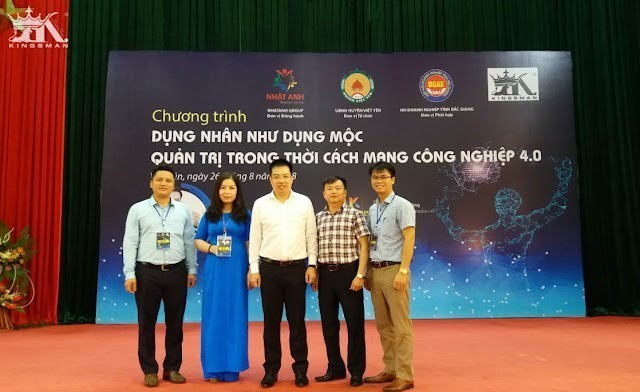 ​Anh Vũ Hùng thứ nhất từ phải sang