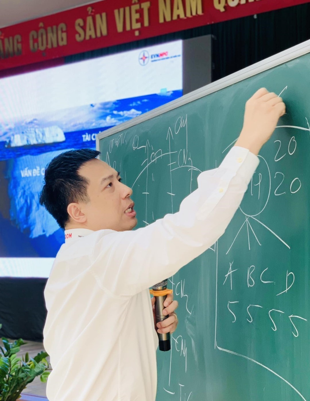 TS. Hoàng Trung Dũng - Chủ tịch Học viện Kingsman chia sẻ tại Vietnamnet.vn: Cái dạ dày đói réo tên bất cứ ai!