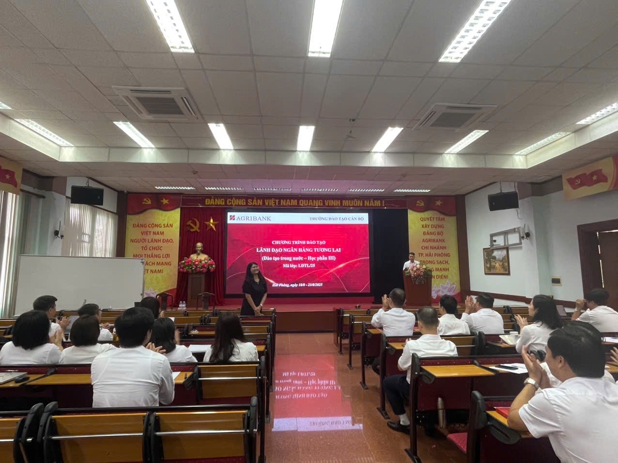 z6926232867300_3555efd5bf2214adab745d5e4c5a4e87